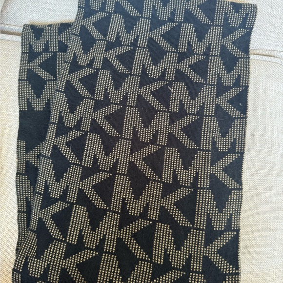 Michael Kors Accessories - Michael Kors Scarf reversible